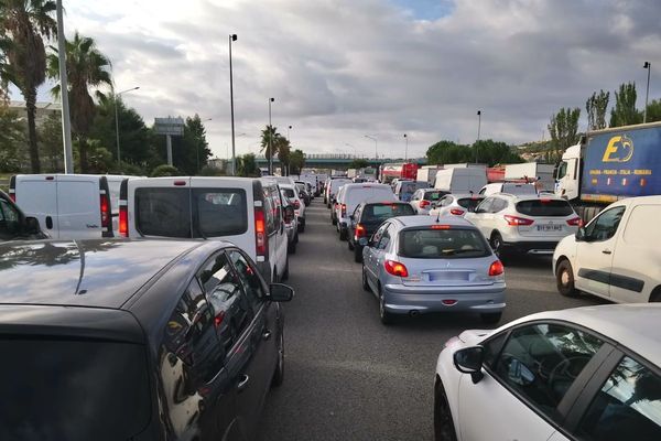 Bouchon à Nice-Saint Isidore vers 9h15 ce mercredi 9 octobre.