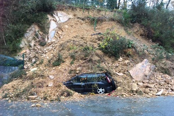 Une voiture a été ensevelie par un glissement de terrain, jeudi soir.