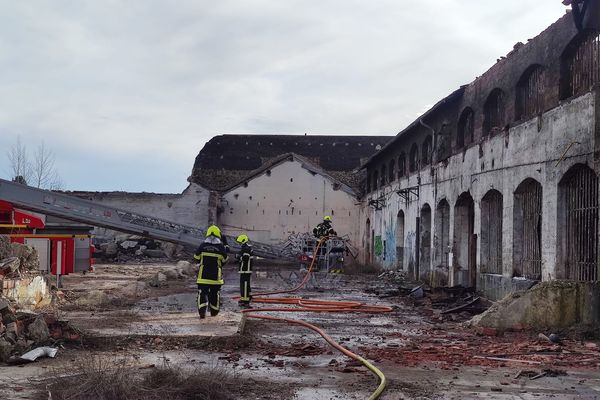 Les anciens locaux de l’usine Rousson-Chamoux à Feurs dans la Loire, ont été ravagés par un incendie, qui s’est déclaré vers 19 heures dans la soirée du 7 mars.