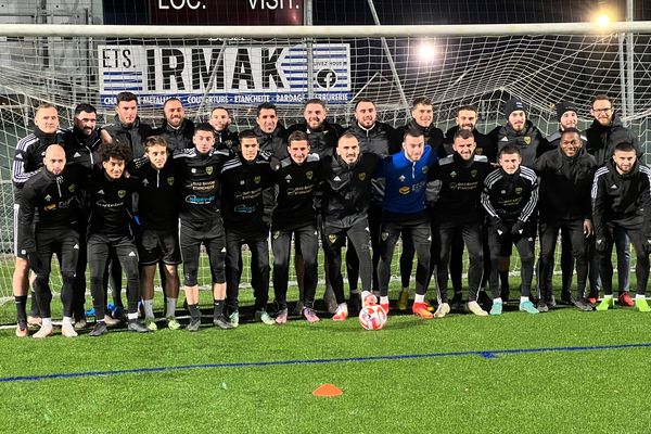 Photo de famille au stade Mager pour les joueurs du Chambéry Savoie Football, à quelques jours du choc contre l'Olympique Lyonnais en 16e de finale de la Coupe de France.