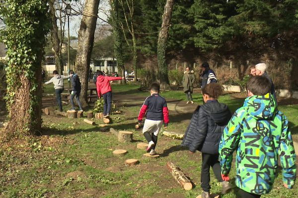 Entre l'école et le centre-bourg, les enfants mettraient des cabanes, des jeux et beaucoup plus de couleurs que dans la ville actuelle de Guichen Pont-Réan.