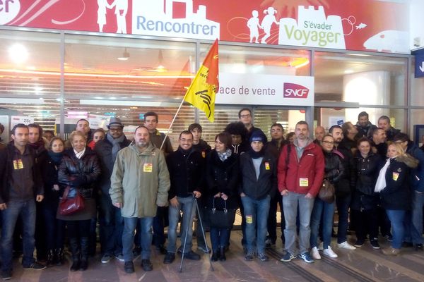 Une partie des salariés grévistes devant les guichets de la gare de Perrache