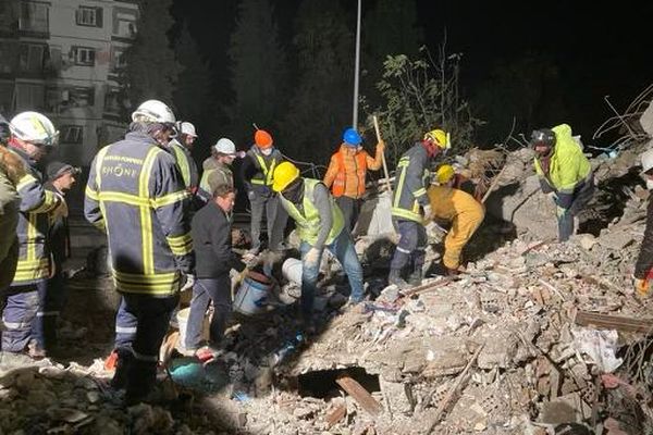 Les pompiers du Rhône ont du matériel spécial pour faire les recherches.