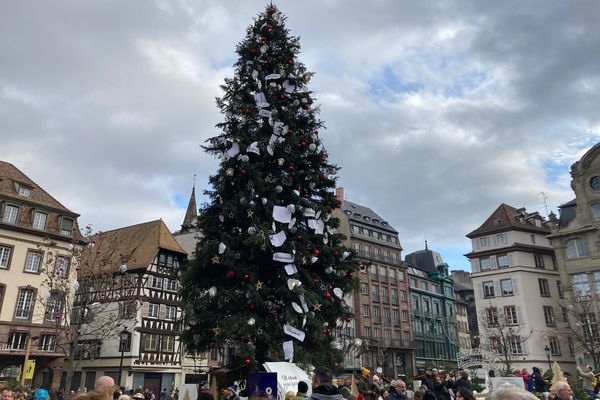 Les pages de livre sur le sapin provoquent l'incompréhension de beaucoup de visiteurs du marché de Noël.