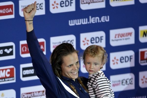 Laure Manaudou avec sa fille Manon aux championnats d'Europe à Chartres, en novembre 2012