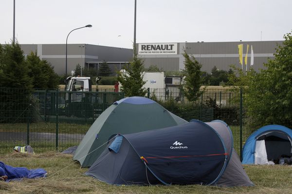 Des salariés de l'équipementier GM&S campent devant le site de Renault à Villeroy, dans l'Yonne, le 18 juillet 2017