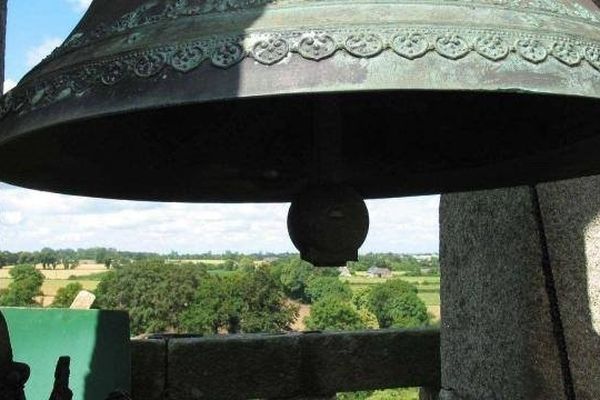 La cloche en bronze, coulée en 1624, pèse de 250 à 300 kilos.