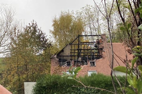 La toiture de cette maison partiellement détruite après un incendie survenu à Coussac-Bonneval, mardi 15 novembre 2022.