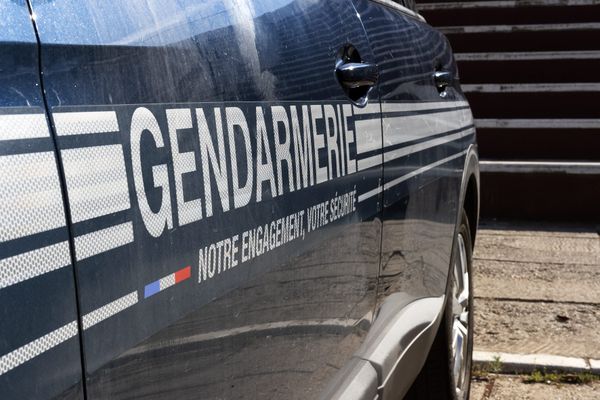 Le suspect, un homme de 33 ans, est activement recherché par la gendarmerie.