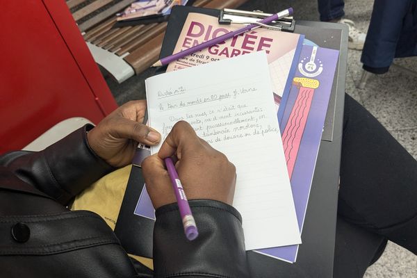 En gare de Strasbourg, les participants à la dictée s'appliquent pour ne faire aucune faute.