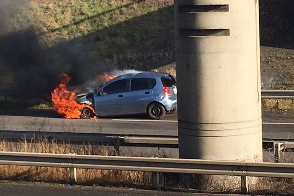 Sur l'A35, dans le sens Mulhouse-Colmar, un véhicule en feu ce mardi 5 décembre.