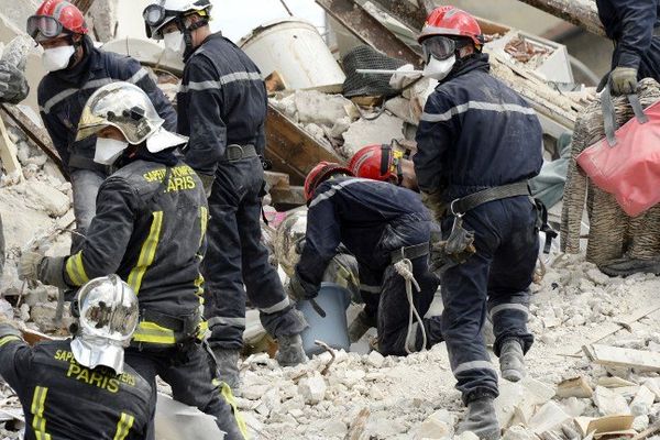 173 pompiers et 73 engins ont été dépêchés à Rosn-sous-Bois après l'effondrement d'un immeuble d'habitation dimanche matin.