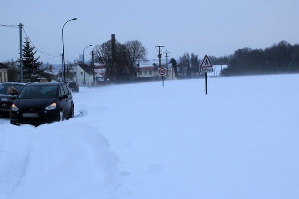 Une route coupée près d'Aire-sur-la-Lys ce mardi matin, à cause des congères. 