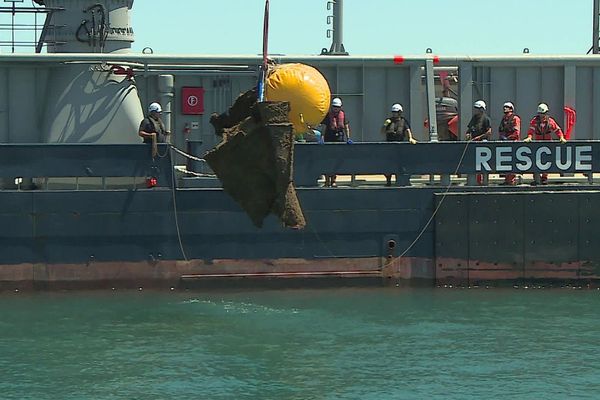 Hérault - la proue de près de 2 tonnes du cargo Mimosa échoué au large de Vendres et Valras en 1979, a été  découpée et sortie de l'eau - 6 août 2020.