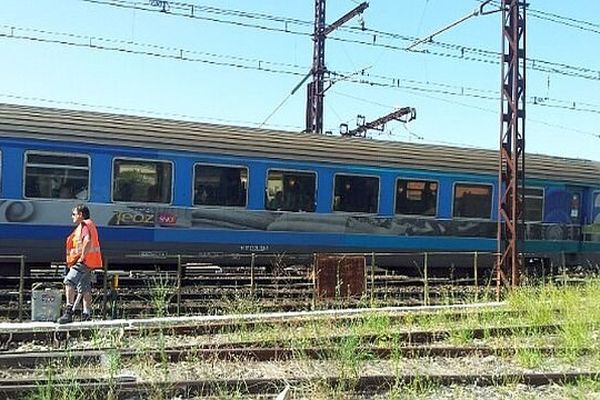 Le train Intercités 4659 qui a percuté une personne à Nîmes stationne après son arrêt d'urgence- 18 juillet 2014.