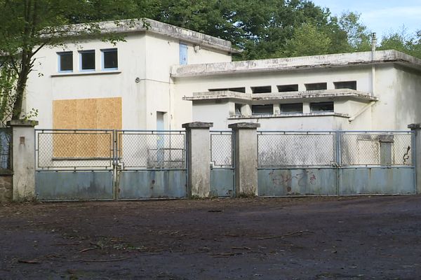 L'ancienne station de traitement de l'eau potable de Vire sujette à la polémique après découverte de produits chimiques potentiellement dangereux. 