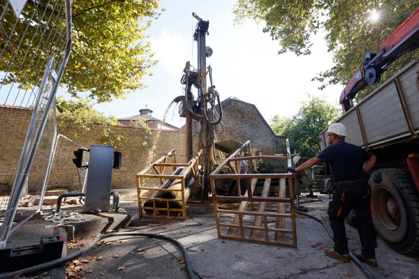 Le forage, d’une quinzaine de mètres, permet d'atteindre la plaine alluviale du Doubs pour le pompage de l'eau.