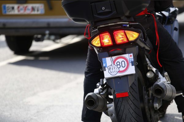 Les motards manifestent contre la limitation de la vitesse à 80 km/h sur les routes secondaires.