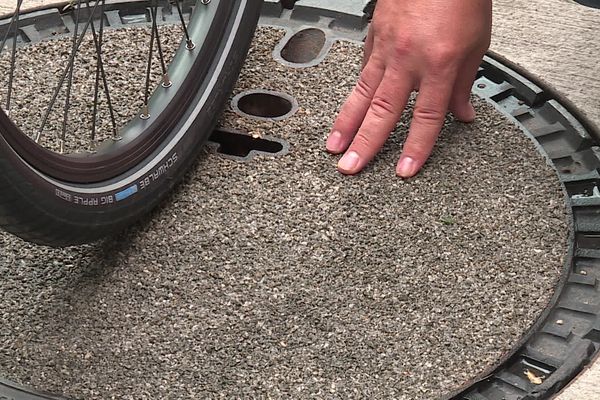 Une vingtaine de plaques d'égout antidérapantes ont été installées à Pont-à-Mousson dans le cadre de la semaine fédérale du cyclotourisme