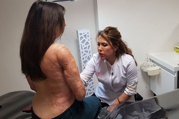 Angélique se fait tatouer une aréole - Montpellier - Février 2019