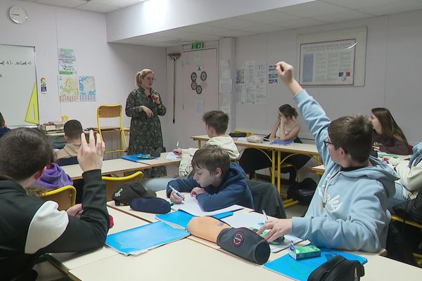 Dans la classe ou à la récré, la pause numérique a changé le quotidien des élèves comme du corps professoral.