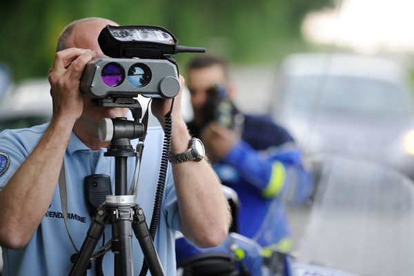 Les gendarmes du peloton motorisé de Montmarault, dans l’Allier, ont surpris deux automobilistes en train de faire la course sur l’autoroute A 71, dimanche 2 juillet. Au volant de leur Porsche Panamera et Ford Mustang, les deux conducteurs ont été contrôlés à 234 km/h.