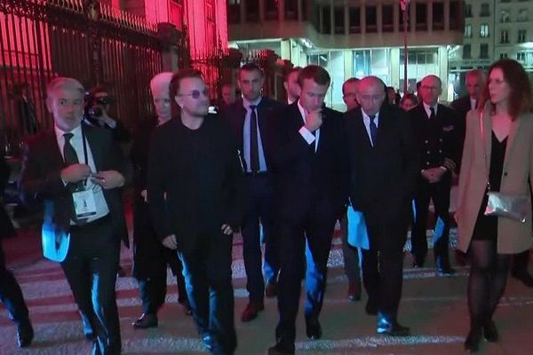 A la sortie de l'Hôtel de Ville de Lyon, le président Macron va déambuler en presqu'île et remonter la rue de la République, en compagnie du maire Gérard Collomb et du chanteur du groupe irlandais U2, Bono. 9/10/19