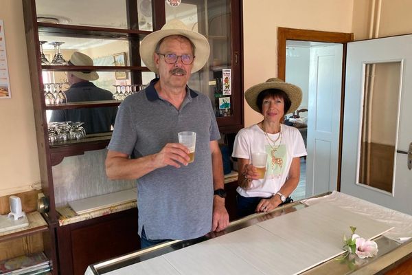 Bernard et Jacqueline Lelorrain tiennent le bar Chez Elise, à Moncheux, qui n'ouvre qu'une fois par an comme les 4 et 5 juin 2022.