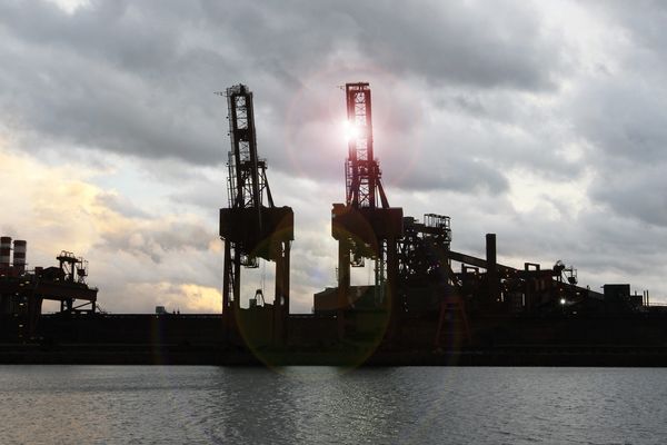 ArcelorMittal vu de la Digue du Braek à Dunkerque.