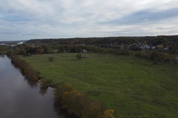 Ce petit coin de paradis, situé tout près de Saumur, attend ses futurs propriétaires. Comptez 700 000 euros pour l'acheter, et tout autant pour rénover sa bâtisse principale !