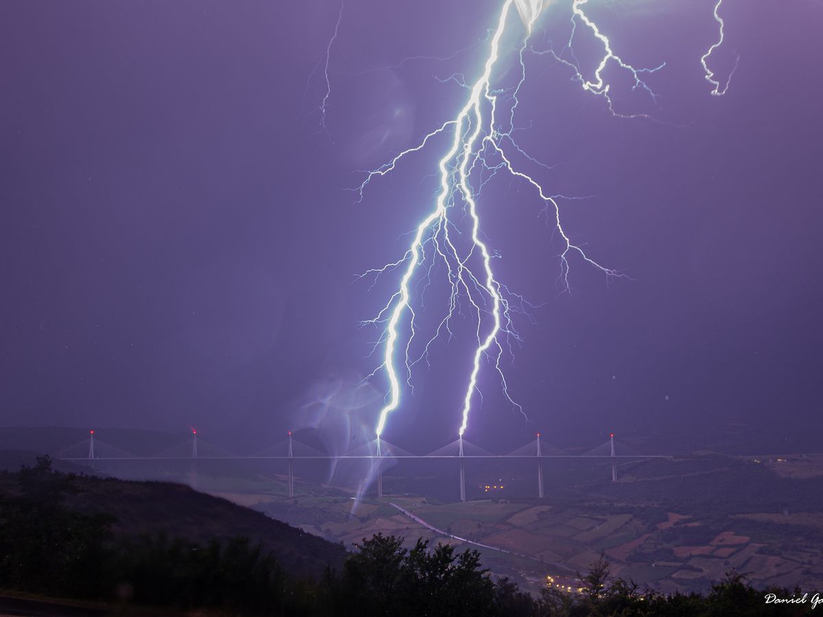 PHOTO. La foudre frappe le viaduc de Millau un chasseur d orages