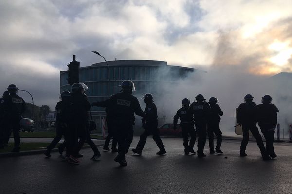 Les policiers ont lancé des grenades lacrymogènes pour disperser les lycéens.