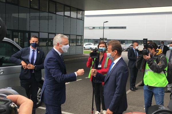 Toulouse - Bruno Le Maire accueilli par Guillaume Faury, le PDG d'Airbus ce matin 16 juillet 2021.