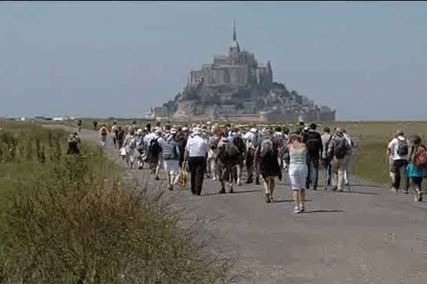 Une marche pour la paix était organisée dans le sud-Manche ce mardi 29 juillet entre Huisne-sur-Mer et le Mont-Saint-Michel