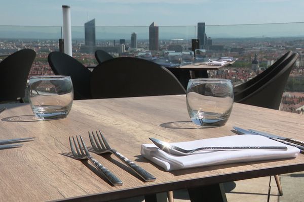 Sur les hauteurs de Lyon, le rooftop du restaurant de Christian Tetedoie affiche complet...le soir.