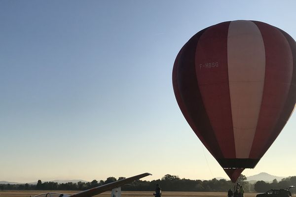 A Issoire, près de Clermont-Ferrand, c'est sur l'aérodrome du Broc que les amoureux d'objets volants plus ou moins identifiés se retrouvent, deux jours durant. Samedi 15 septembre, dès l'ouverture du site de Cervolix, les montgolfières ont, doucement mais sûrement, pris leur envol pour donner le coup d'envoi de cette grande fête céleste.