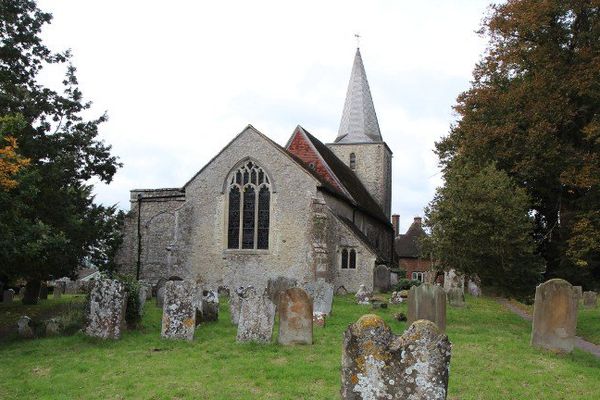 Une vue de l'église du village de Pluckley.