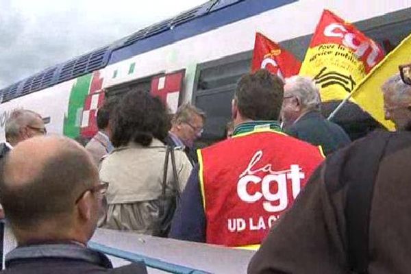 Gérard Vandenbroucke et les responsables SNCF ont été accueillis par une délégation de la CGT en gare de Guéret