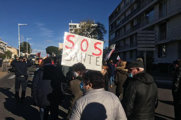 Une centaine de personnels médico-sociaux a défilé ce jeudi matin à Perpignan