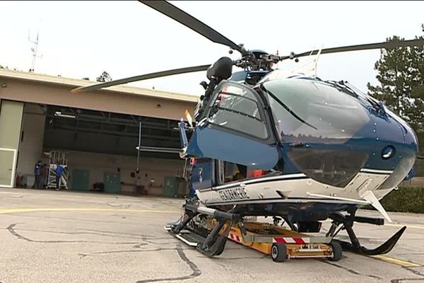 L'hélicoptère du peloton de gendarmerie de haute montagne toujours prêt à décoller.