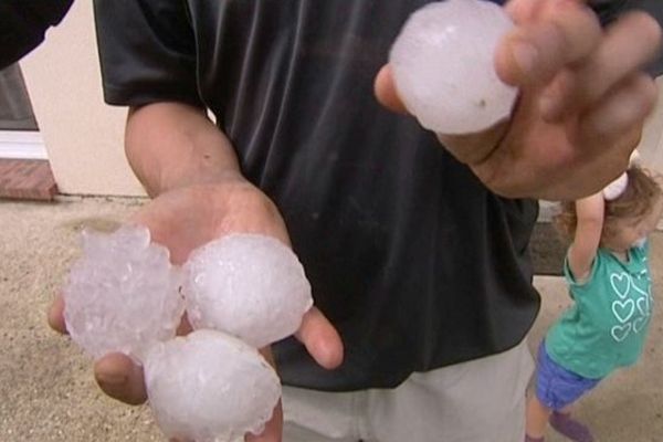 Des grêlons à la taille impressionnante qui explique l'importance des destructions. 