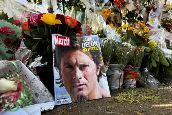 Des dizaines d'admirateurs sont venus rendre un dernier hommage à Alain Delon devant sa demeure loirétaine où il est décédé.