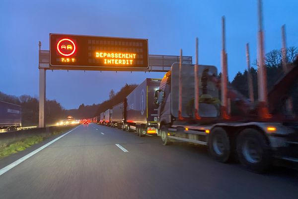 Des centaines de camions stockés sur l'autoroute A2O sur plusieurs kilomètres