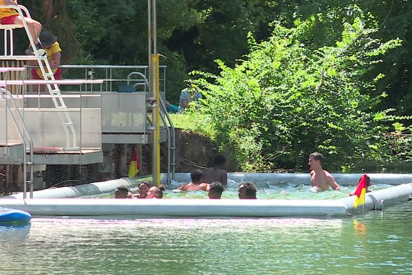 Le bassin de baignade est accessible gratuitement, il est surveillé par un maître nageur.