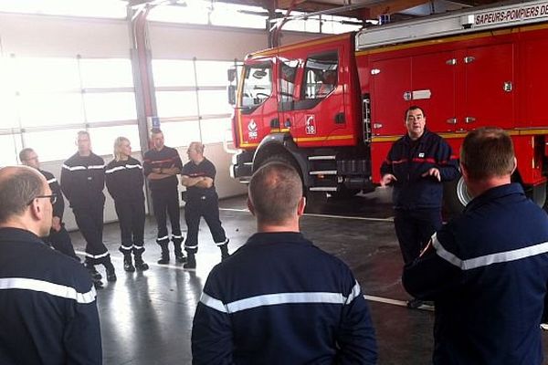 Après l'exercice sur le terrain c'est l'heure du débriefing pour les pompiers à Ecouché