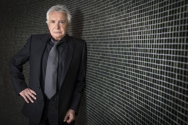 Michel Sardou demande la prison ferme pour acte de cruauté. Mais que dit la loi à ce sujet ?