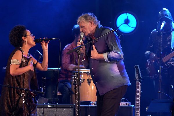 Rodolphe Burger et Oum, sur la scène du festival "C'est dans la Vallée", en octobre 2023.