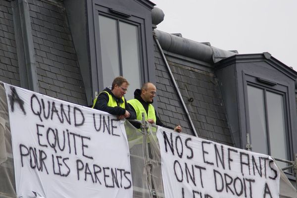 Deux manifestants sur une annexe de La Poste, près de la Préfecture, à Lille.