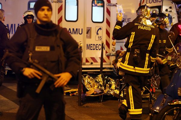 Les secours devant le Bataclan, dans la nuit du 13 au 14 novembre 2015.