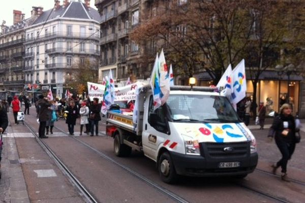 Petit cortège dans les rues de Grenoble